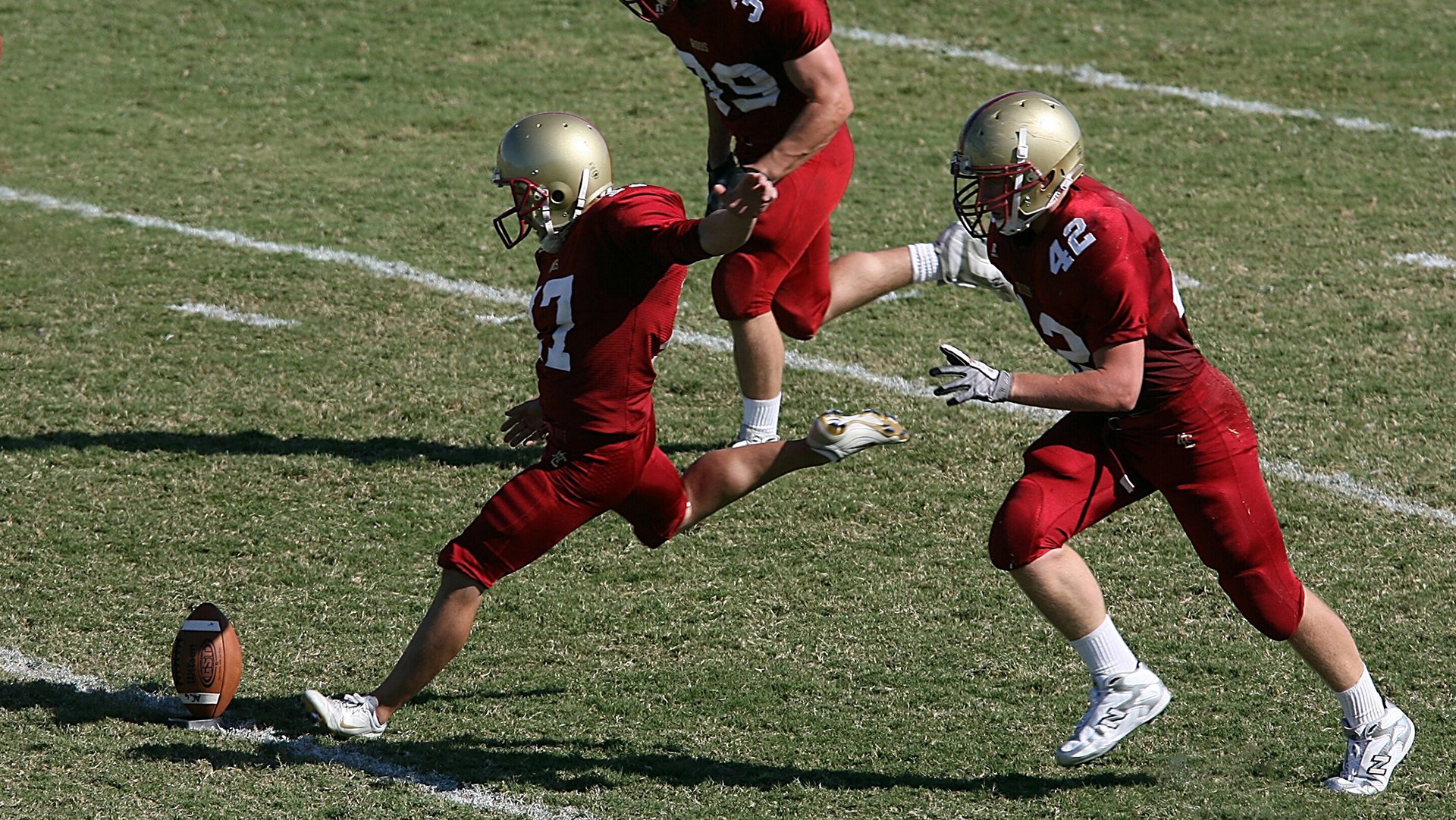 mk体育全站-“腰旗式美式橄榄球：竞技新趋势在成都七中东部赛场燃爆”